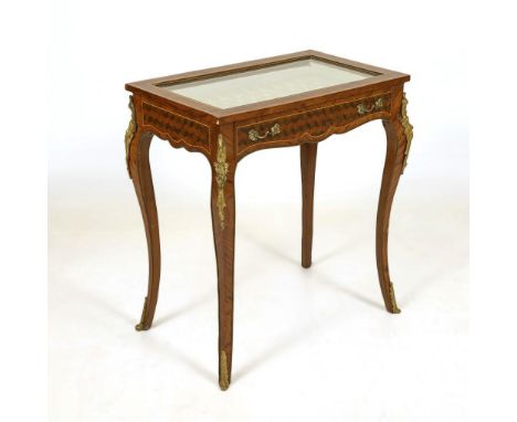 Vitrinentisch im Louis XV-Stil. 20. Jh.             Nussbaum und andere Hölzer, furniert. 77,5 x 73,5 x 45 cm.             Re