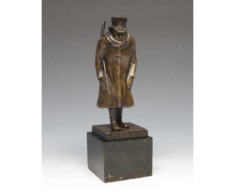             Kleinplastik: KutscherBronze, dunkel patiniert. Höhe: 26 cm.             Standfigur mit Zylinder, Mantel, Schal, 