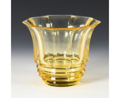 Art-déco-Vase. Um 1930.             Gelbes Kristallglas. H 15,5 cm.             Facettierte Kratervase mit gerilltem Stand.  