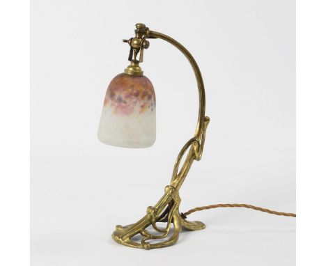 Elegante Jugendstil-Tischlampe. Daum Nancy. Ätzmarke.             Bronze, farbloses Glas mit weißen und roten Pulvereinschmel