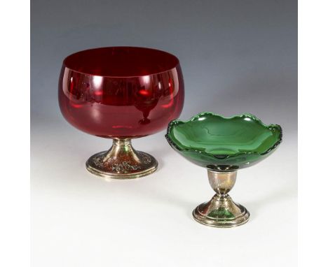 2 farbige Glasschalen mit Silberfuß. Beide Sterling/Firmenzeichen gestempelt. 20. Jh. USA.             Sterlingsilber, Glas. 