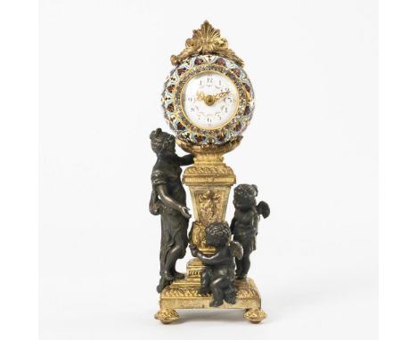             Französische Cloisonné-Schreibtischuhr mit antiker Frauenfigur und Putten. Ende 19. Jh. Ungemarktes Werk mit Zyli