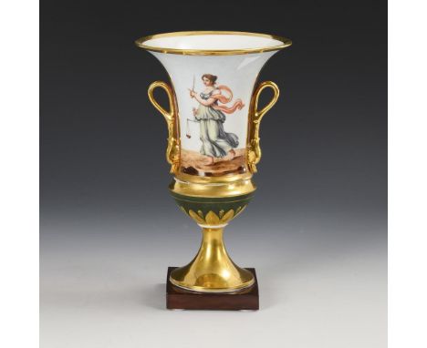 Kratervase mit Darstellung der Justitia. Ungemarkt, 19. Jh.Polychrom bemalt, goldstaffiert. H 26,5 cm. Trichtervase mit zwei 
