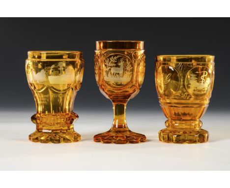3 geschliffene Biedermeier-Gläser. Um 1850/60.             Farbloses, bernsteinfarben gebeiztes Glas.             1x Kelchgla