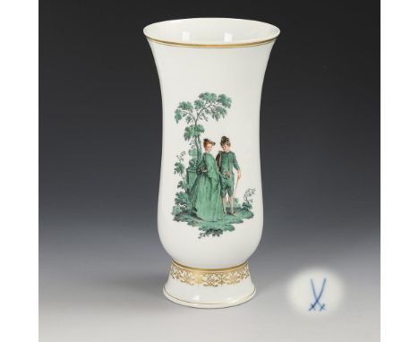 Vase mit kupfergrüner Watteau-Malerei. Meissen. Schwertermarke, 2. H. 20. Jh., 1. Wahl.             Polychrom bemalt, goldsta