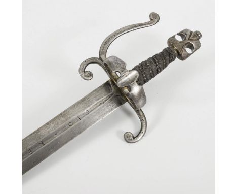 Schwert um 1700.             L  103 cm.             Gerade, zweischneidige, konische Klinge mit Mittelrinne. Dort "Gio Kengt"