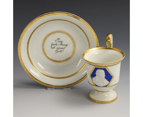 Porträttasse Martin Luther. Meissen. Knaufschwerter, 1. H. 19. Jh.             Weiß mit Goldstaffage, Biskuit. Tasse (H 10,5 