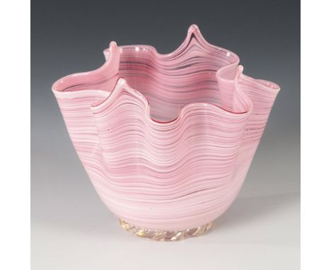 Fazzoletto-Vase. Murano. 2. H. 20. Jh.             Farbloses Glas mit eingeschmolzenen opalweißen und rosa Fäden, Goldflitter