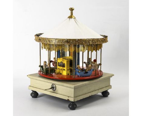 Puppenkarussell mit Spieluhr. Ungemarkt. 1930er/40er Jahre.H 67 cm, Sockel: 47 x 46 cm. 4 Doppelsitzer-Gondeln mit Biege- bzw