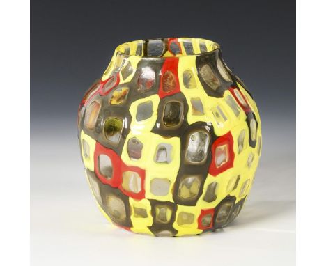 Vase. Murano. Wohl Venini. 2. H. 20. Jh.             H 14,5 cm.             In der Art eines Mosaiks gestaltete Balustervase 