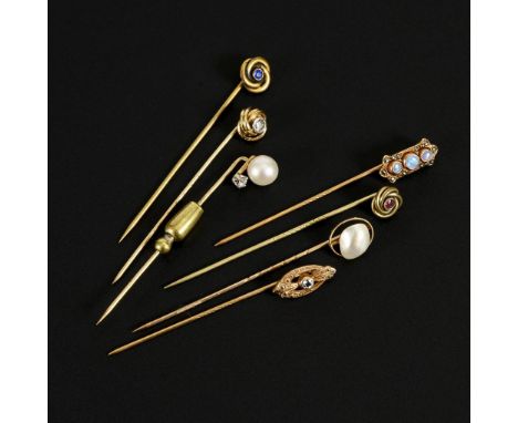 7 Krawattennadeln um 1900.             Gelbgold 2x 585 gestempelt, 3x geprüft. 2x Metall. L 5,5/6 cm. 7,7 g.             3 Kn