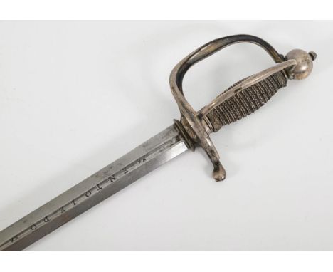 Degen mit Klappbügel, in Scheide.             Gesamt L 99 cm.             Breite, zweischneidige Klinge mit linsenförmigem Qu