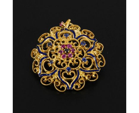 Anhänger/Brosche mit Rubinen und Saphiren.             Gelbgold 750 gestempelt. Ø 3,2 cm. 9,7 g.             Filigrane Orname