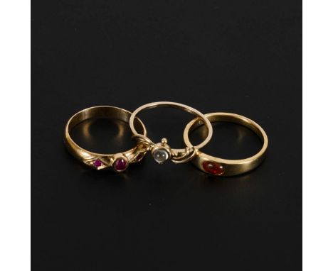  3 Vorsteckringe.             Roségold 1x 585/2x 333 gestempelt. Ringgrößen 53/52. 0,8/1,9/2,0 g.             Schmaler und 2 
