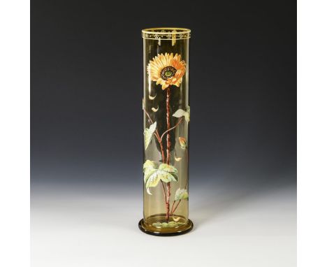 Vase mit Emailmalerei. Um 1900. Böhmen.             Hellbraunes Glas, polychrome Emailmalerei. H 40 cm.             Stangenva