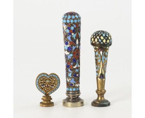 3 Petschafte mit Cloisonné. Größte Petschaft 84 Zolotniki und undeutlich gepunzt. 19./20. Jh.             Silber, Messing, je