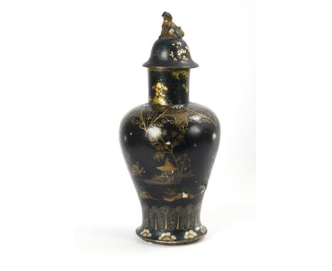 Seltene "Berliner Lackvase" mit Chinoserien. Blaue Pinselmarke. Um 1840/50.             Sandfarbener Scherben, stuckiert und 
