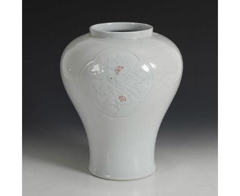 Künstlervase - weiße Vase mit Blütenrelief. Prof. Shin Sang-Ho. Signiert. Korea - South.         ((geb.1947) Koreanischer zei