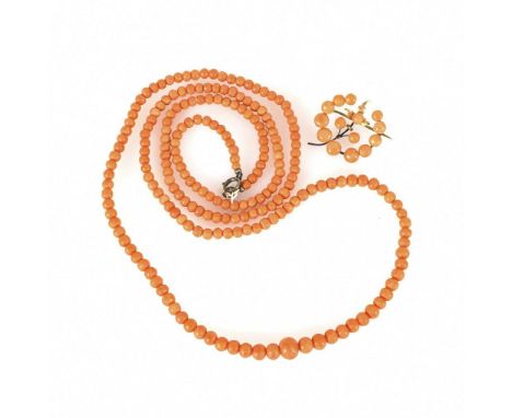 2 Teile Korallenschmuck um 1900.             Tombak?. Kette L 74 cm. Brosche Ø 2,5 cm. 20,6/3,2 g..              Schnürkette 