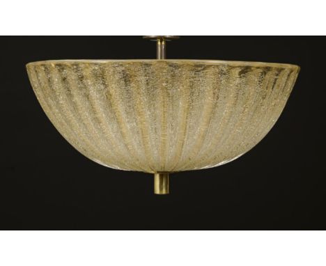 2-flammige Deckenlampe. Murano (Barovier & Toso?). 1960er Jahre.             Messing, farbloses Eisglas mit Goldfolieneinschm