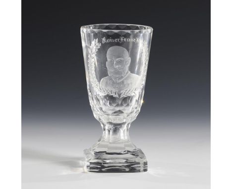 Kelchglas mit dem Porträt von Kaiser Franz Josef. Ende 19. Jh.Farbloses Glas. H 18,5 cm. Konische, am Ansatz facettierte Kupp