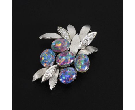 Moderne Brosche mit Opaltripletten und Brillanten.             Weißgold 585 gestempelt. Opaltripletten 10 x 8 mm. Brillanten 