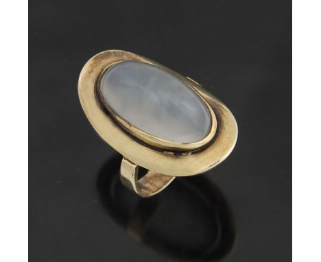 Achat-Ring.  585er Gelbgold (14 kt). Ringgröße: 55/56. 6,8 Gramm. Ovaler weißgrauer Achatvarietät-Cabochon in Zargenfassung c