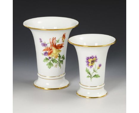 2 Kratervasen mit Blumenmalerei. Meissen. Schwertermarke mit Punkt, Pfeiffer-Zeit, 1924-1934, 1. Wahl.             Polychrom 