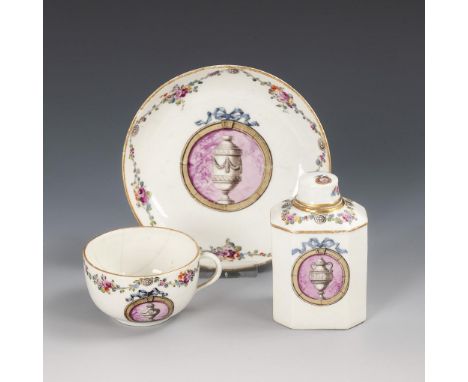 Barocke Teedose und Tasse. Closter Veilsdorf. Blaumarke CV, 1760-1795.             Polychrom bemalt, goldstaffiert. Teedose (