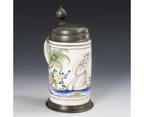 Kleiner barocker Thüringer Fayence-Walzenkrug mit Chinoiserie. Mitte 18. Jh.             Weiß glasiert, farbige Scharffeuerfa