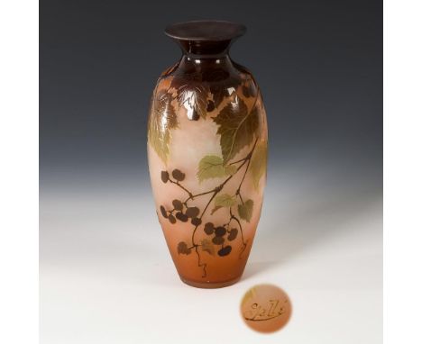 Jugendstil-Vase mit Weindekor. Gallé. Emile Charles Martin Gallé, Ätzmarke, um 1906/1914. Frankreich.             Farbloses G