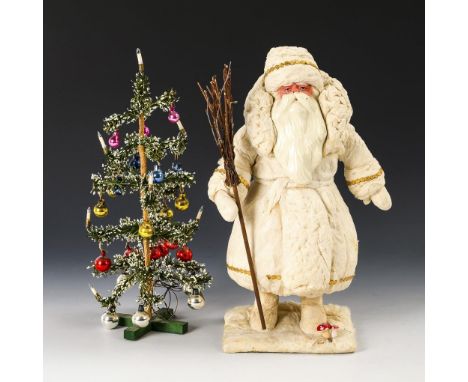 Väterchen Frost und alter Christbaum mit Glasbehang.             H je ca. 35 cm.             Wattefigur mit modelliertem, bär