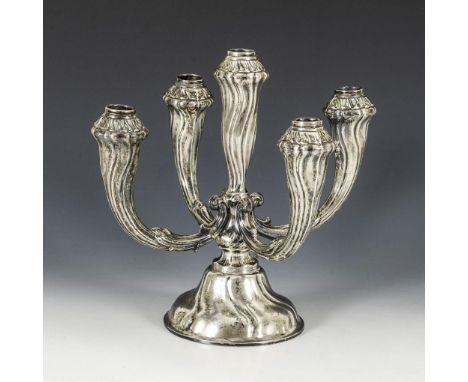 5-flammiger Art-déco-Leuchter. Gebrüder Kühn, Schwäbisch Gmünd. Halbmond/Krone/835/Firmenzeichen gepunzt. Um 1920/30.        