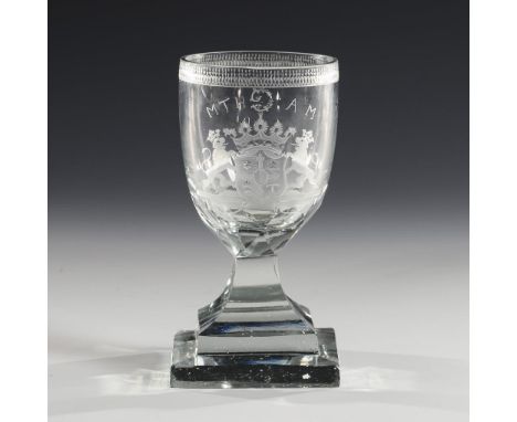 Empire-Wappenglas. Um 1800.             Farbloses, leicht graustichiges Glas. H 13,5 cm.             In den quadratisch gesch
