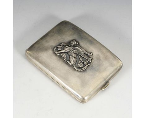 Russisches Zigarettenetui mit Sphinx-Applikation. Wohl imitierte "Fabergé"-Marke/Meister Alexandr Fuld/84 Zolotniki gepunzt. 