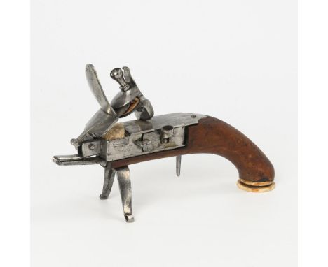 Steinschloss-Tischfeuerzeug. 18. Jh.             Schmiedeeisen, Nussbaum gebeizt, Bein. L 18 cm.             Pistolenfeuerzeu