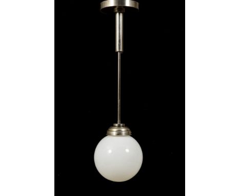 Bauhaus-Deckenlampe.             Messing und Eisen verchromt, farbloses Glas mit weißem Innenfang, Schraubfassung. H 90 cm, Ø