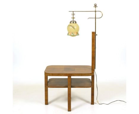 Art-déco-Lampentisch.             Nussbaum, furniert, Messing. Höhe mind. 138 cm, max. ca. 190 cm, Breite 80, Tiefe 53 cm.   