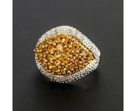 Ring mit Citrinen und Diamanten.             Gelbgold 10 k gestempelt (417/1000). Ringgröße 54. 7,6 g.             28 gefasst