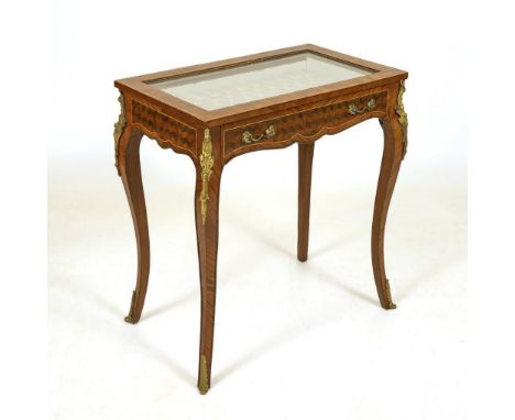 Vitrinentisch im Louis XV-Stil. 20. Jh.             Nussbaum und andere Hölzer, furniert. 77,5 x 73,5 x 45 cm.             Re