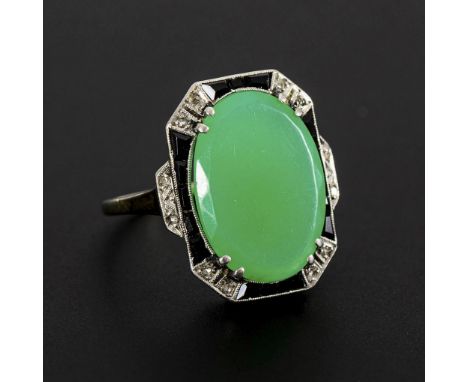Art-déco-Ring mit Chrysopras, Onyx und Diamantrosen.             Weißgold 750 geprüft. Ringgröße 56. 4,5 g.             Krapp