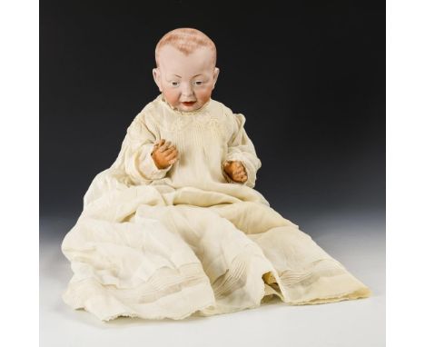 Charakterbaby. Kämmer & Reinhardt. Kopfmarke: K & R 100 50. Ab 1909.             Biskuitporzellan, Masse. L 48 cm.           