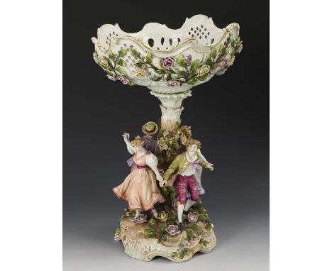 Tafelaufsatz mit Figurenreigen. Schierholz. Stempelmarke, 1. H. 20. Jh. Undeutliche Modell-Nr..             Polychrom bemalt,