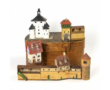 Burg und Häuser in großer Spanschachtel. 1x gestempelt "Rein Handarbeit", 1x mit Etikett "Spielzeug-Zeumer, Dresden". 1920er 