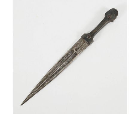 Dolch in Scheide.             Gesamt L 34 cm.             Zweischneidige Klinge mit Spitze in der Mittellinie. verschiedene H
