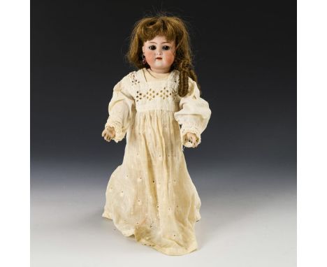 Zierliches Puppenmädchen. Kämmer & Reinhardt. Kopfmarke: Halbig K & R 36.             Biskuitporzellan, Masse. L 37 cm.      