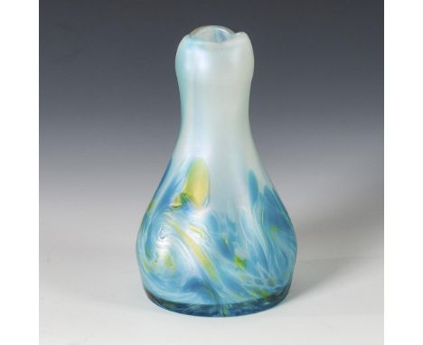 Jugendstil-Vase. Poschinger. Kristallglasfabrik Benedikt von Poschinger, Oberzwieselau, um 1900.Farbloses Glas mit opalweißem
