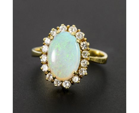Ring mit Opal und Brillanten.             Opal ca. 1,35 ct. Brillanten zus. ca. 0,47 ct. (H/vs-si). Ringgröße 52,5. 4,25g.   