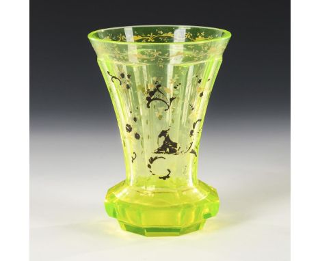 Uranglasbecher mit Gold- und Silbermalerei. Um 1860.             Hellgrünes Uranglas. H 15 cm.             Facettierter Ranft