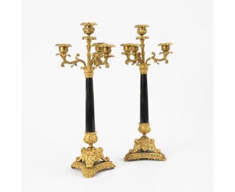 Paar 4-flammige Kerzenleuchter im Empire-Stil. Um 1860/70. Frankreich.             Bronze feuervergoldet, schwarzer Marmor. H